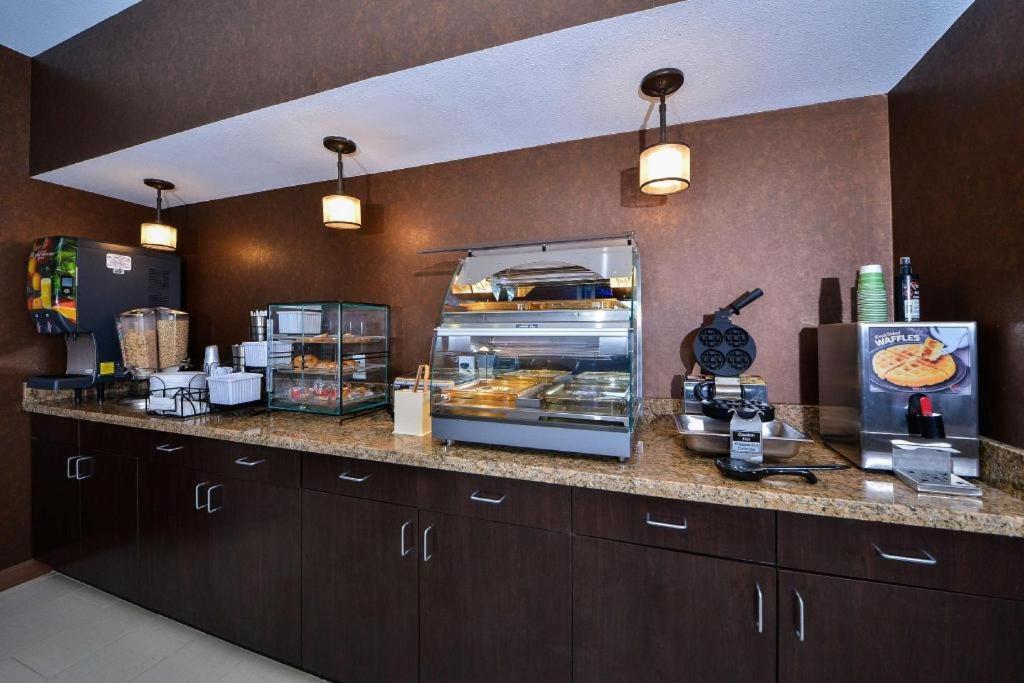 Americas Best Value Inn & Suites Cuero Екстериор снимка